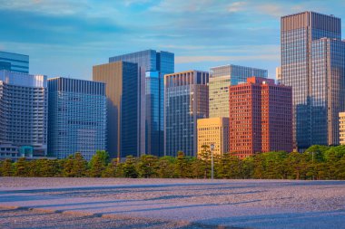 Tokyo Istasyonu ve Imparatorluk Sarayı arasında Marunouchi commecial ilçe Cityscape