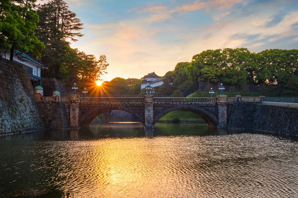Мост Ниджубаси напротив Токийского императорского дворца — стоковое фото
