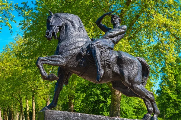 Standbeeld lichamelijke energie in Kensington Garden, Londen, VK — Stockfoto