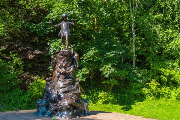 The Peter Pan statue in Kensington Garden, London, UK — Stock Photo, Image