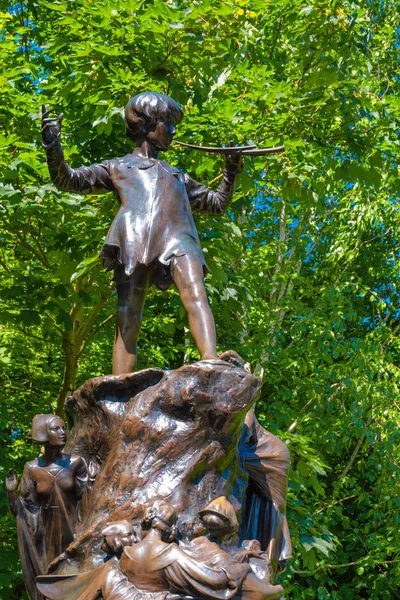 A estátua de Peter Pan em Kensington Garden, Londres, Reino Unido — Fotografia de Stock