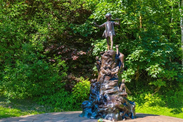 Kensington Garden 'da Peter Pan heykeli, Londra, Ingiltere — Stok fotoğraf