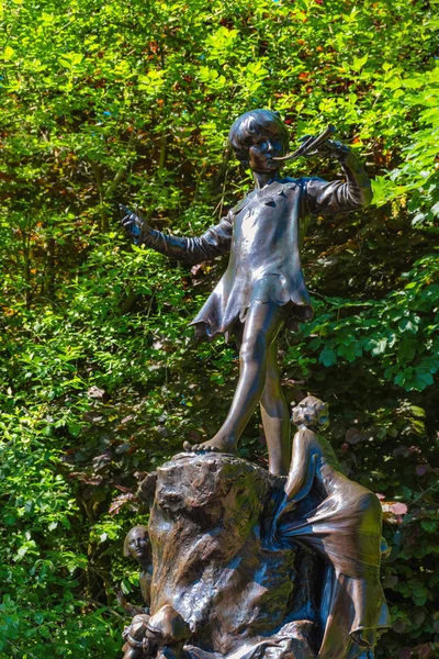 英国肯辛顿花园的彼得·潘雕像 — 图库照片