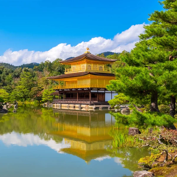 Zlatý pavilon-Kinkaku-ji chrám v Kjótu, Japonsko — Stock fotografie