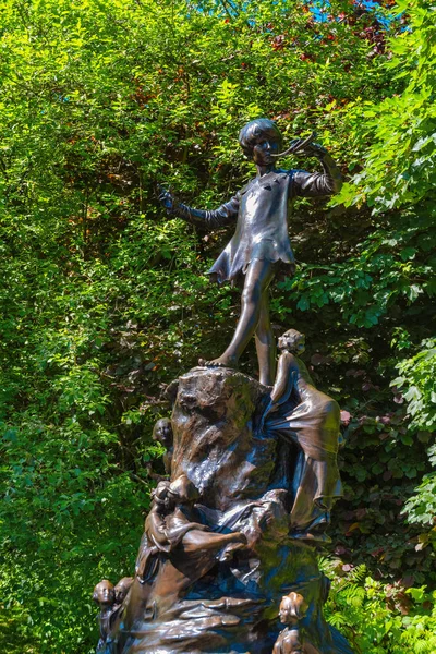 Статуя Питера Пана в Кенсингтонском саду, Лондон, Великобритания — стоковое фото