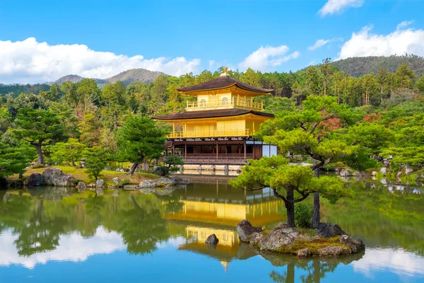 O Pavilhão de Ouro - Templo Kinkaku-ji em Kyoto, Japão — Fotografia de Stock