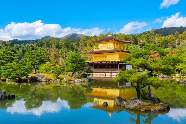 Zlatý pavilon-Kinkaku-ji chrám v Kjótu, Japonsko — Stock fotografie