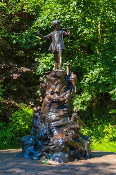 A estátua de Peter Pan em Kensington Gardens, Londres, Reino Unido — Fotografia de Stock