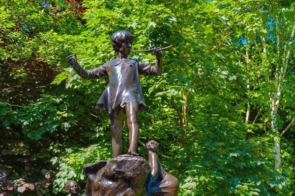 ケンジントン・ガーデンズのピーター・パン像、ロンドン、イギリス — ストック写真