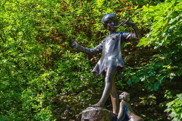 Die peter pan statue, bronzeskulptur in kensington garden, london, uk — Stockfoto