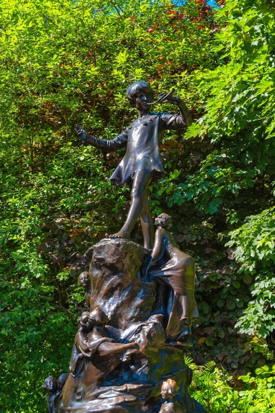 La statua di Peter Pan, scultura in bronzo a Kensington Gardens, Londra, Regno Unito — Foto Stock