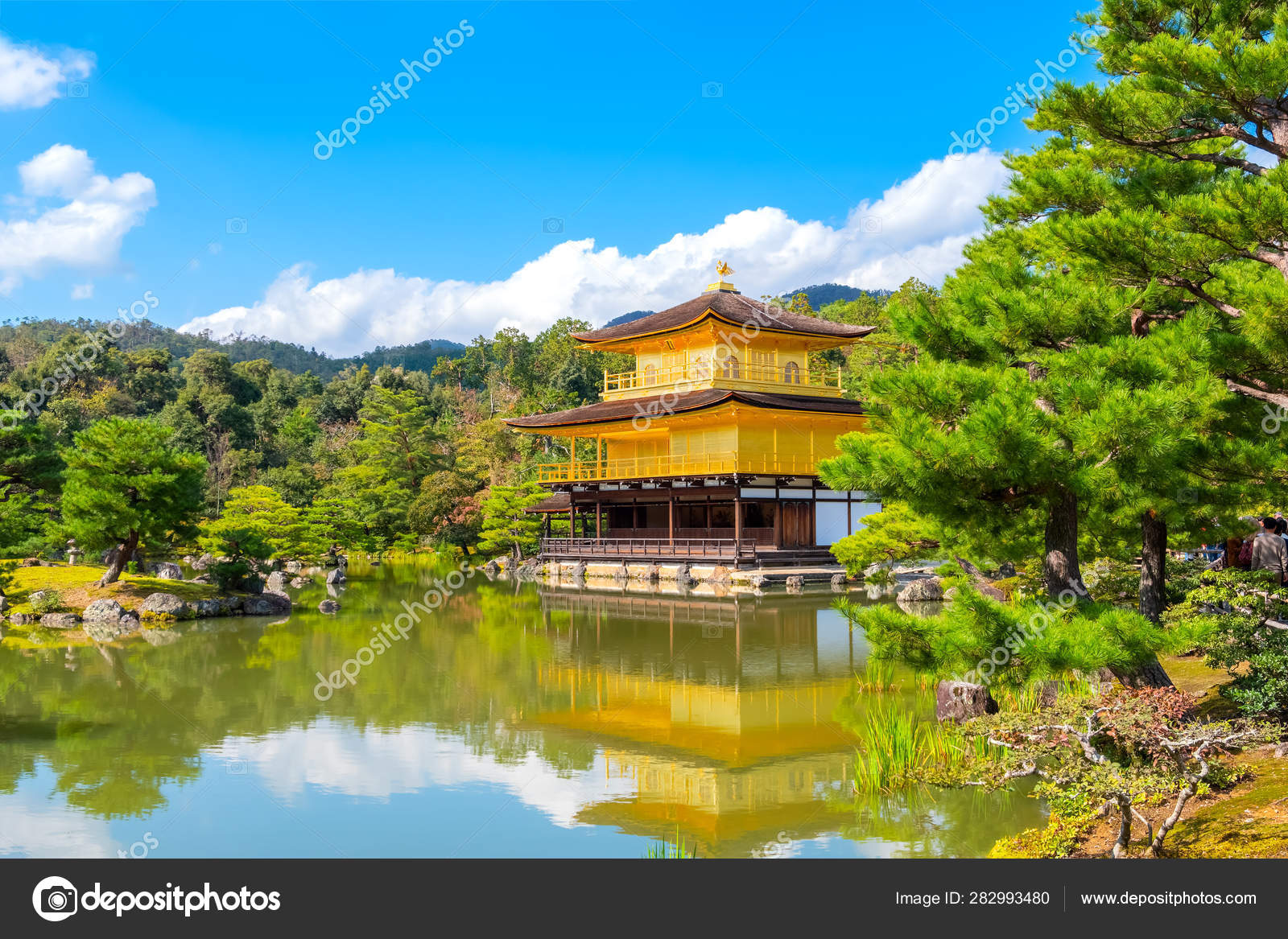 O Pavilhao Dourado Templo De Kinkaku Ji Em Kyoto Japao Stock Photo C Cowardlion