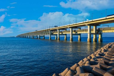 Sky Gate Bridge R, Kansai Uluslararası Havaalanı'nı Osaka anakarasına bağlar