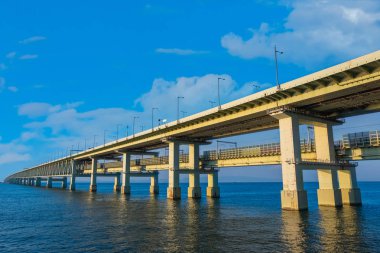 Sky Gate Bridge R, Kansai Uluslararası Havaalanı'nı Osaka anakarasına bağlar