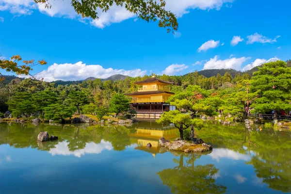 O Pavilhão de Ouro - Templo Kinkaku-ji em Kyoto, Japão — Fotografia de Stock