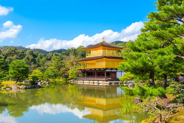 Zlatý pavilon-Kinkaku-ji chrám v Kjótu, Japonsko — Stock fotografie