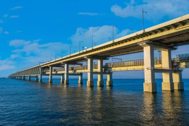 Sky Gate Bridge R, Kansai Uluslararası Havaalanı'nı Osaka anakarasına bağlar