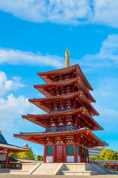 Храм Ситенно-дзи в Осаке, Япония — стоковое фото