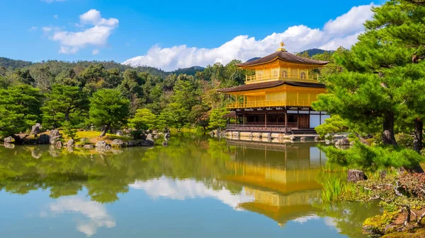 Zlatý pavilon-Kinkaku-ji chrám v Kjótu, Japonsko — Stock fotografie