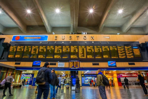 Lidé čekají na vlaky na Euston Station v Londýně, ve Spojeném království — Stock fotografie