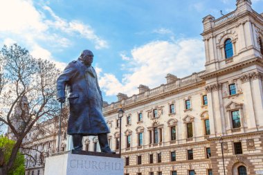Winston Churchill'in Londra'daki Parlamento Meydanı'ndaki heykeli, İngiltere