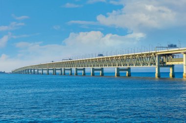 Sky Gate Bridge R, Kansai Uluslararası Havaalanı'nı Osaka anakarasına bağlar