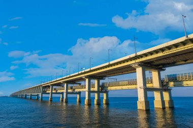 Sky Gate Bridge R, Kansai Uluslararası Havaalanı'nı Osaka anakarasına bağlar