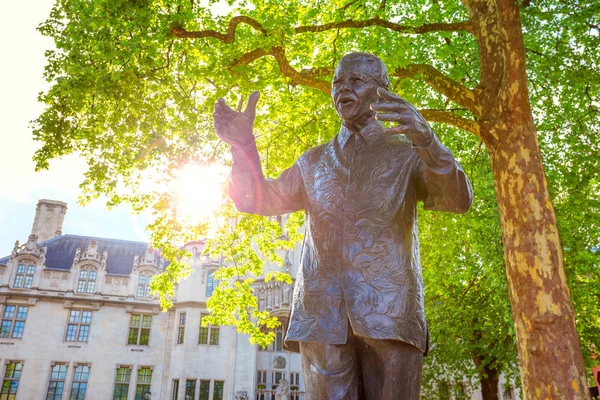 Nelson Mandela szobra a londoni Parliament Square-en, Angliában — Stock Fotó