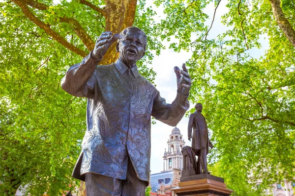 Nelson Mandela'nın Londra'daki Parlamento Meydanı'ndaki heykeli, İngiltere — Stok fotoğraf