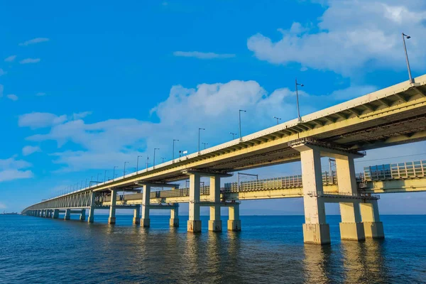 Sky Gate Bridge R соединяет международный аэропорт Осаки с материком Осаки — стоковое фото