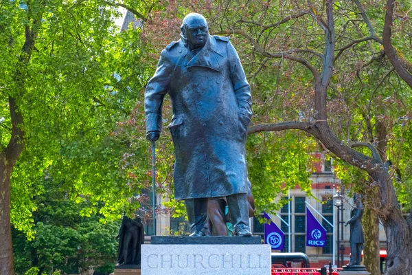 Winston Churchill'in Londra'daki Parlamento Meydanı'ndaki heykeli, İngiltere — Stok fotoğraf