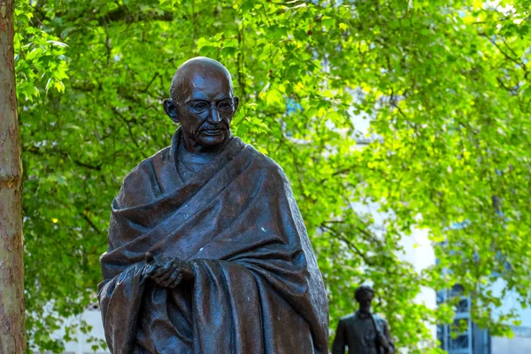 Άγαλμα του Μαχάτμα Γκάντι στην πλατεία του Κοινοβουλίου στο Λονδίνο, UK — Φωτογραφία Αρχείου