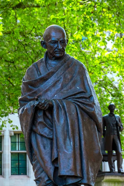 Szobor Mahatma Gandhi a Parlamentben tér Londonban, az Egyesült Királyságban — Stock Fotó