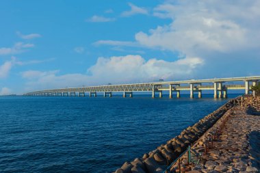 Sky Gate Bridge R, Kansai Uluslararası Havaalanı'nı Osaka anakarasına bağlar
