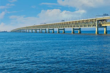 Osaka, Japonya - 29 Ekim 2018: Sky Gate Bridge R, Kans'ı birbirine bağlıyor