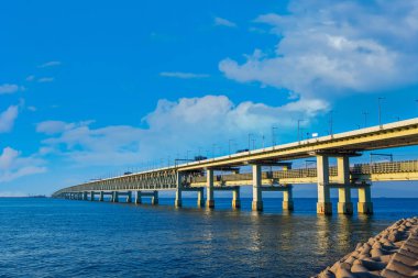 Osaka, Japonya - 29 Ekim 2018: Sky Gate Bridge R, Kans'ı birbirine bağlıyor