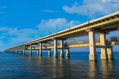 Sky Gate Bridge R, Kansai Uluslararası Havaalanı'nı Osaka anakarasına bağlar