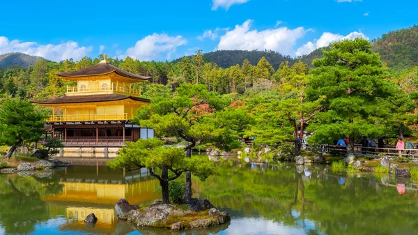 El Pabellón de Oro - Templo Kinkaku-ji en Kyoto, Japón — Foto de Stock