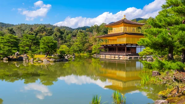 Het gouden paviljoen-Kinkaku-ji tempel in Kyoto, Japan — Stockfoto