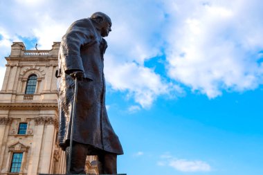 Winston Churchill'in Londra'daki Parlamento Meydanı'ndaki heykeli, İngiltere 