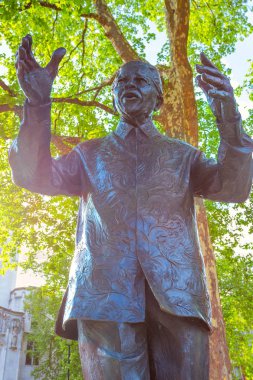 Nelson Mandela'nın Londra'daki Parlamento Meydanı'ndaki heykeli, İngiltere 