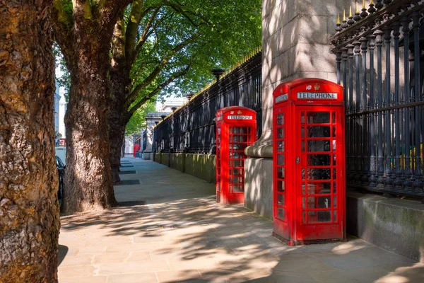 Tradicional quiosco telefónico K6 rojo vintage frente al Museo Británico —  Fotos de Stock