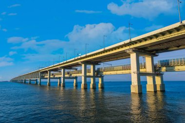 Sky Gate Bridge R, Kansai Uluslararası Havaalanı'nı Osaka anakarasına bağlar