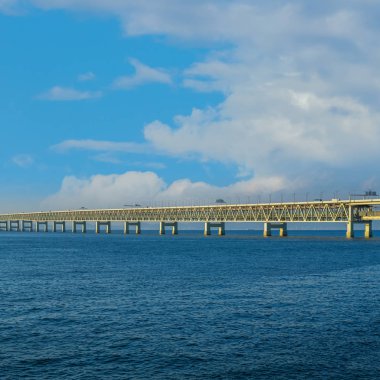 Sky Gate Bridge R, Kansai Uluslararası Havaalanı'nı Osaka anakarasına bağlar
