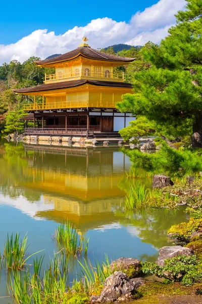 Het gouden paviljoen-Kinkaku-ji tempel in Kyoto, Japan — Stockfoto