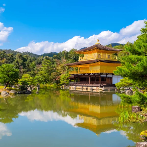 Zlatý pavilon-Kinkaku-ji chrám v Kjótu, Japonsko — Stock fotografie