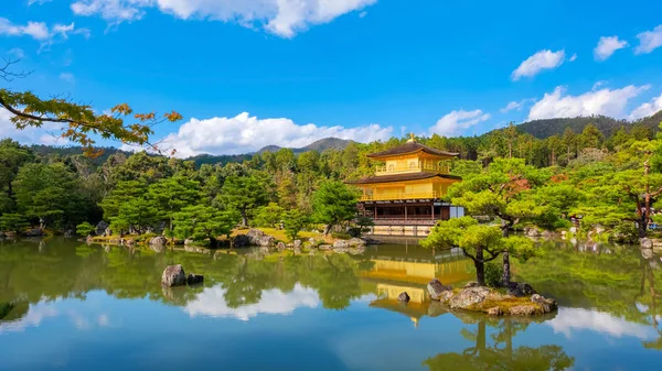 El Pabellón de Oro - Templo Kinkaku-ji en Kyoto, Japón — Foto de Stock
