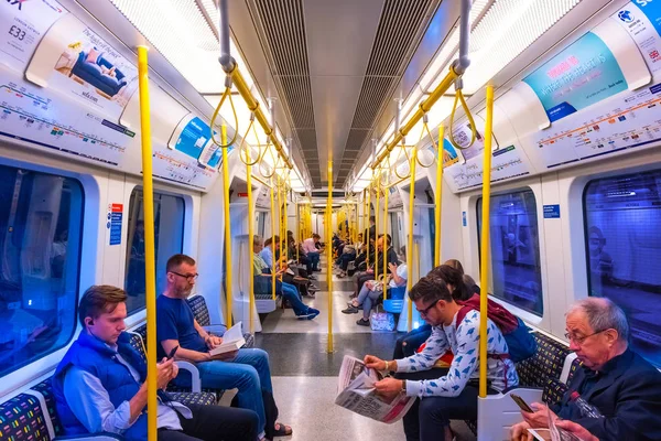 Mensen reizen per ondergrondse trein die mensen met elkaar verbindt door de stad Londen — Stockfoto