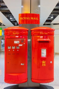 Heathrow Havaalanı'nda Royal Mail posta kutusu ve pullar otomat