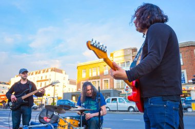 Kimliği belirsiz sokak müzisyenleri King's Cross istasyonunun önünde performans sergiliyor